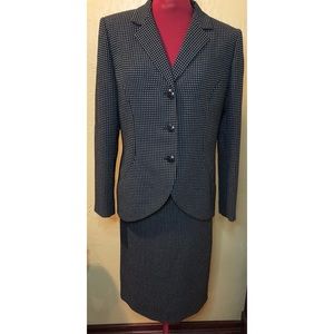 Kasper three buttons, black/white women’s skirt business suit in a size 10.
